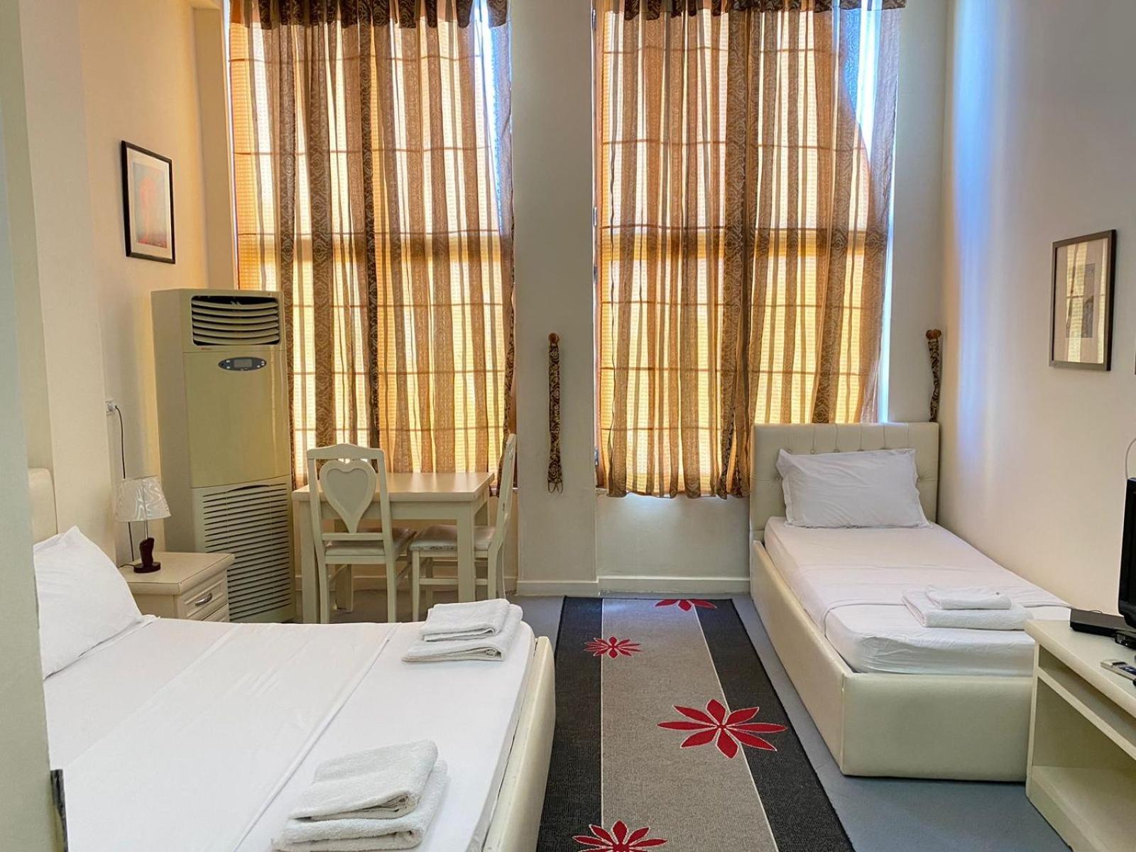 Hotel Pasarela Berat Luaran gambar